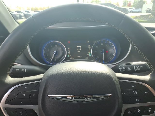 Certified 2025 Chrysler Pacifica Select FWD image 18