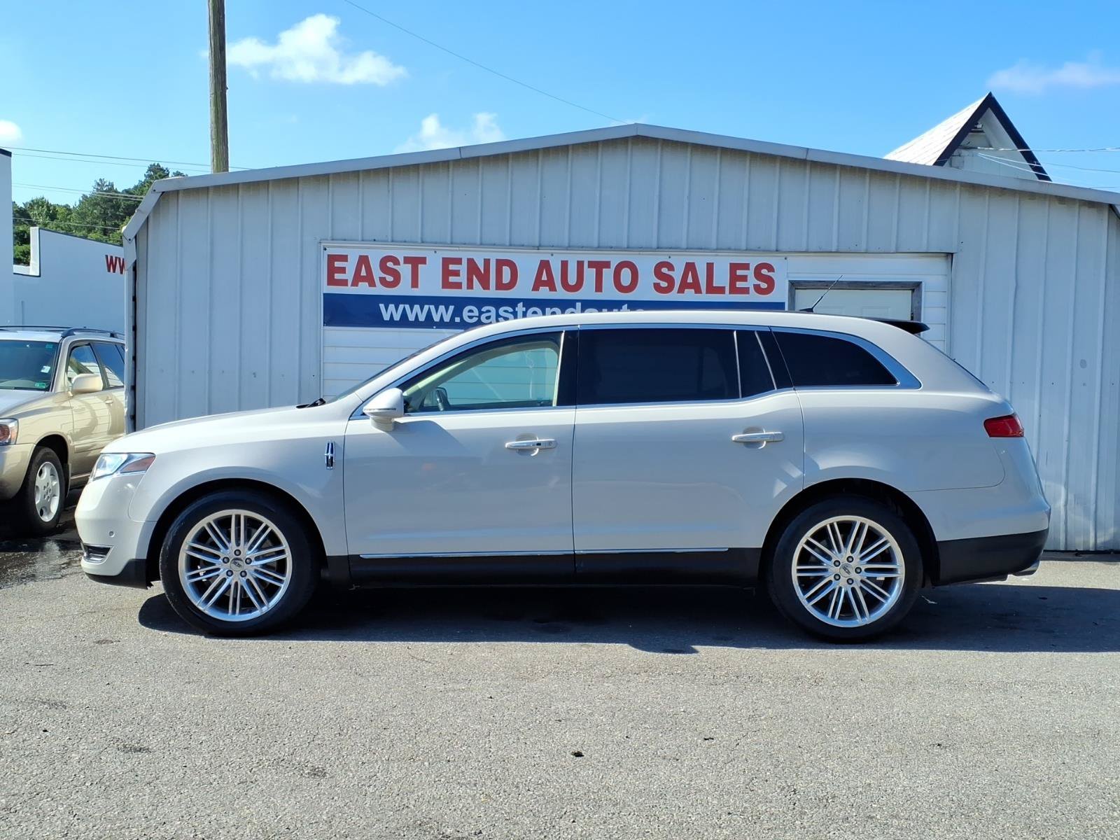 Used 2019 Lincoln MKT AWD image 2