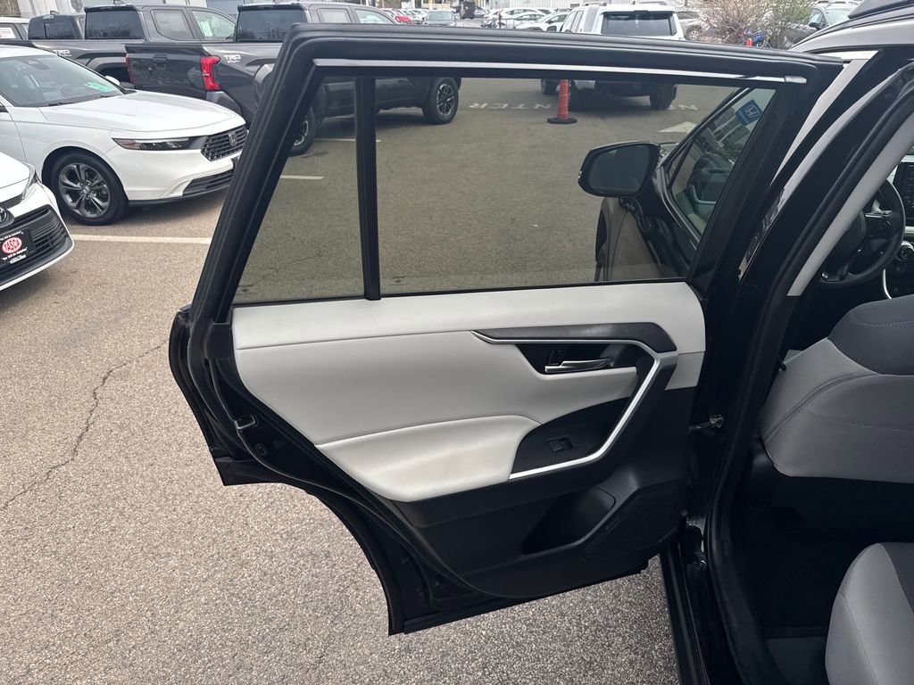 Used 2021 Toyota RAV4 XLE AWD/4WD image 36