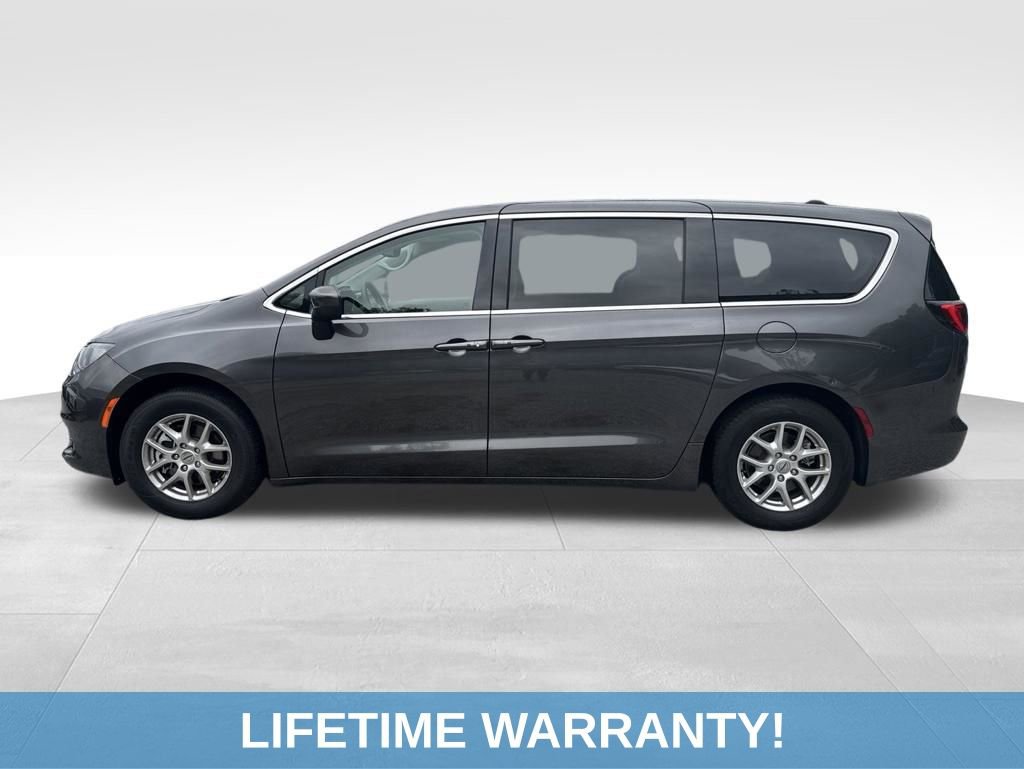 Used 2023 Chrysler Voyager LX FWD image 3