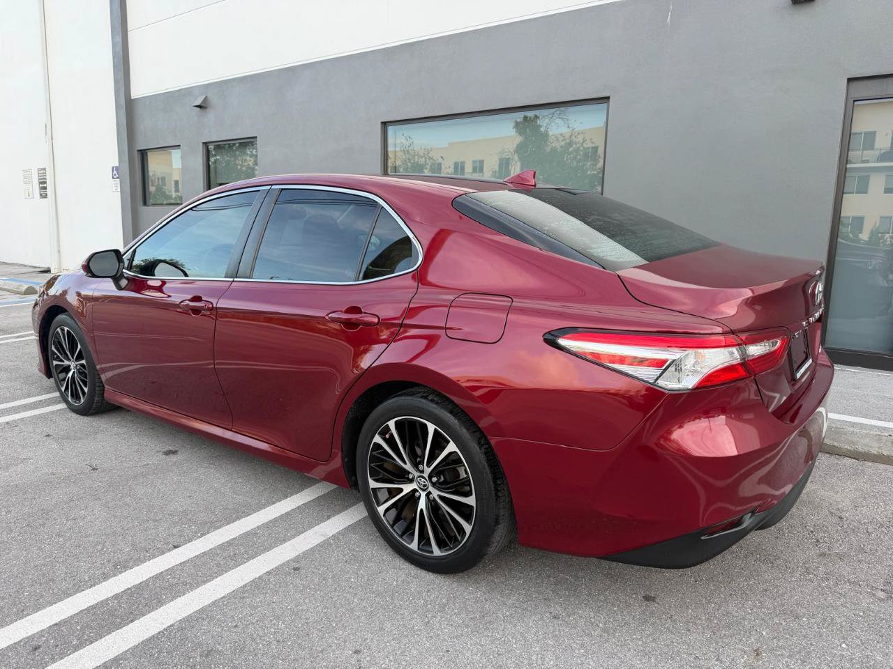 Used 2019 Toyota Camry LE w/ Convenience Package FWD image 12
