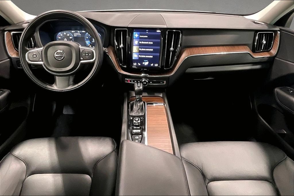 Used 2021 Volvo XC60 T5 Momentum w/ Premium Package AWD/4WD image 8