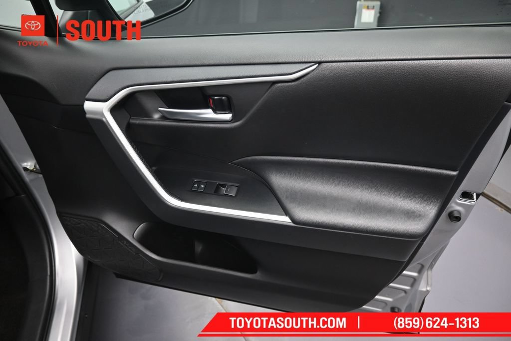 Used 2025 Toyota RAV4 XLE AWD/4WD image 31