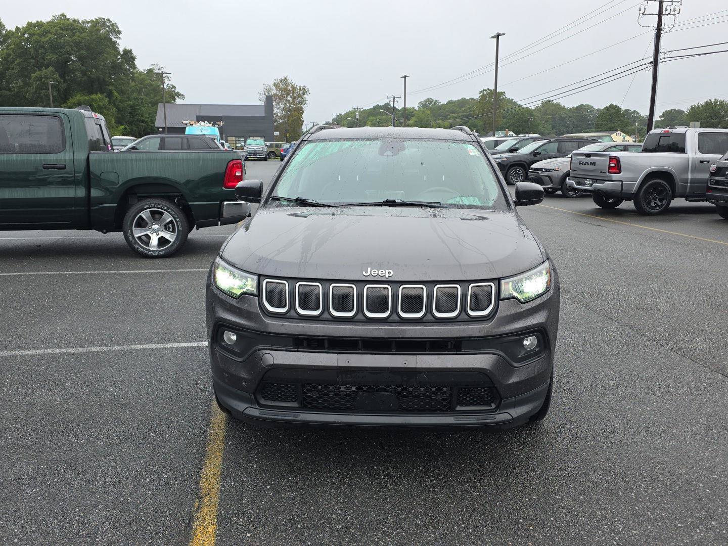 Used 2022 Jeep Compass Latitude w/ Convenience Group AWD/4WD image 2