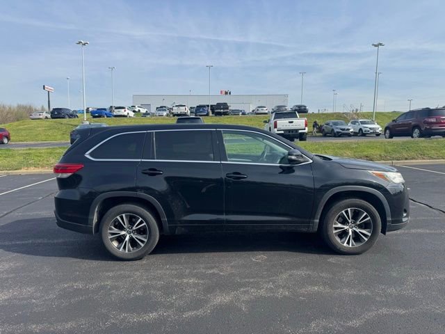 Used 2017 Toyota Highlander LE image 2