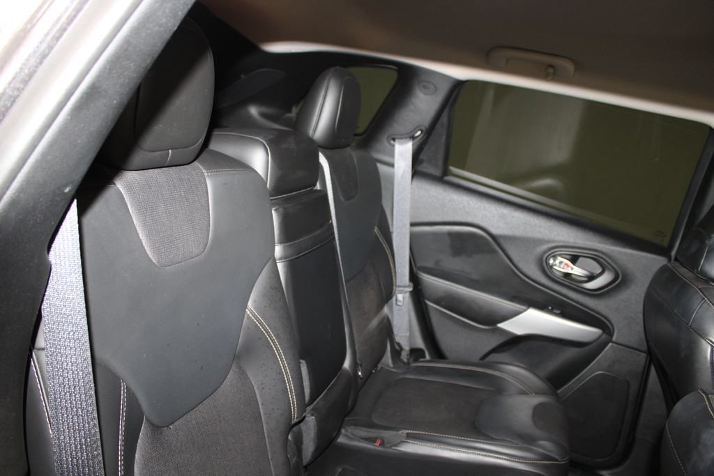 Used 2018 Jeep Cherokee Latitude Plus FWD image 24