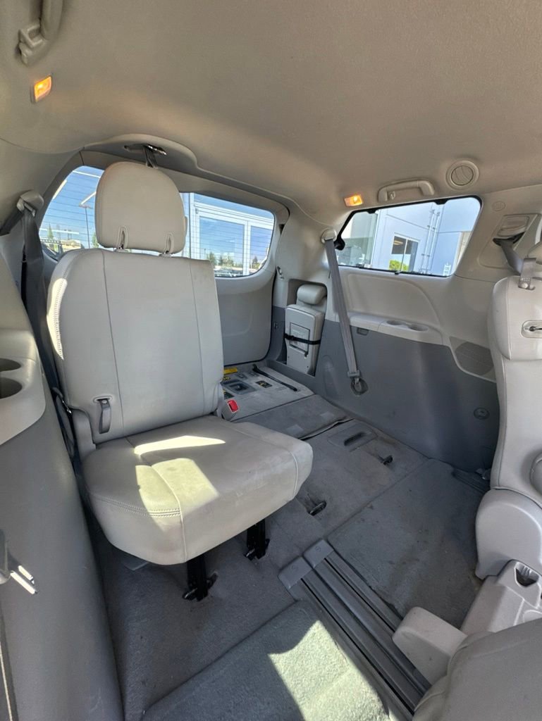Used 2011 Toyota Sienna XLE w/ Entertainment Pkg FWD image 12