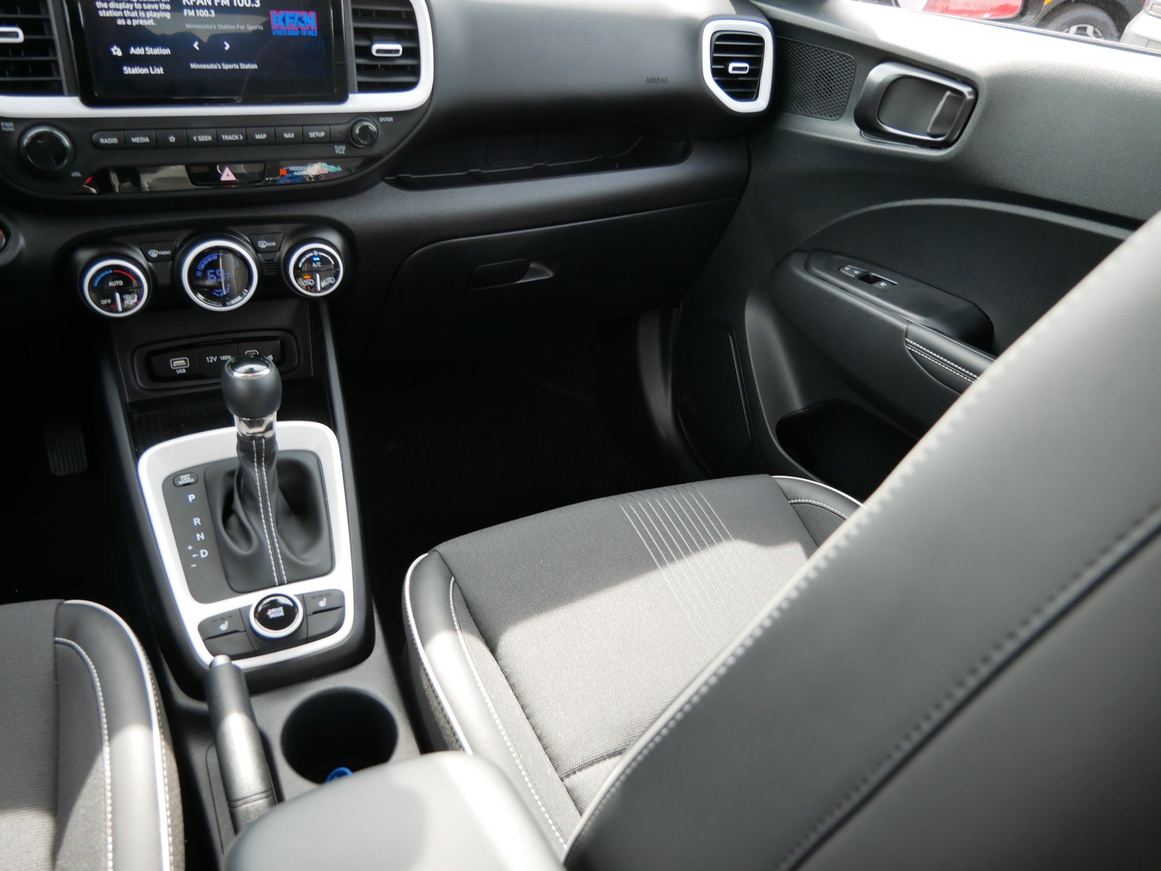 Used 2024 Hyundai Venue Limited FWD image 11