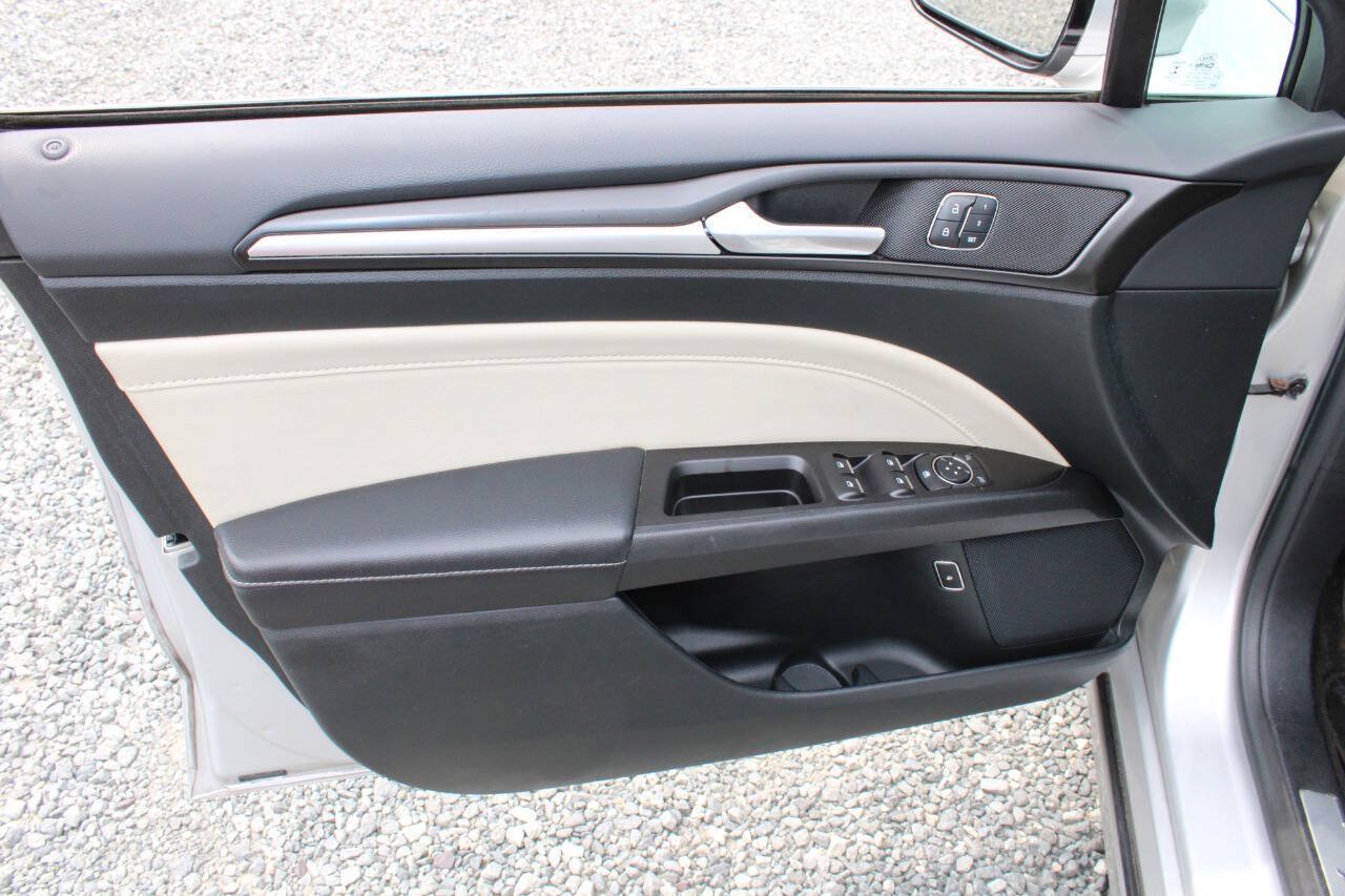 Used 2017 Ford Fusion Energi Titanium FWD image 21