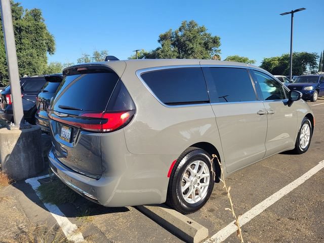 Used 2023 Chrysler Pacifica Touring-L FWD image 3