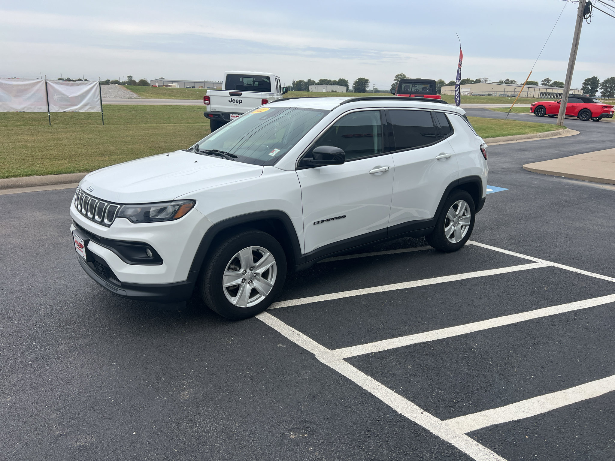 Used 2022 Jeep Compass Latitude FWD image 3