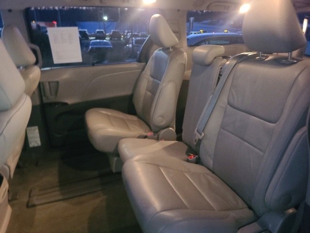 Used 2017 Toyota Sienna XLE image 13