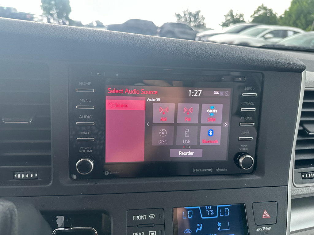 Used 2020 Toyota Sienna LE w/ LE Preferred Package FWD image 14