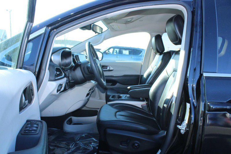 Used 2024 Chrysler Pacifica Touring-L image 8