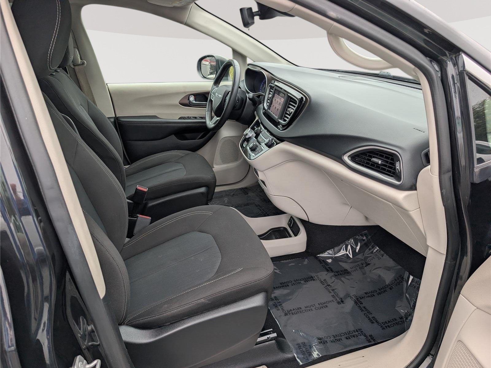 Used 2023 Chrysler Voyager LX FWD image 10