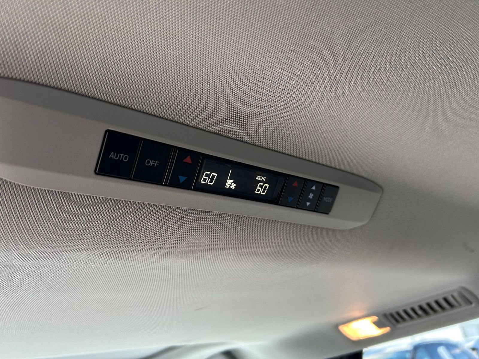 Used 2025 Toyota Sienna XLE FWD image 20