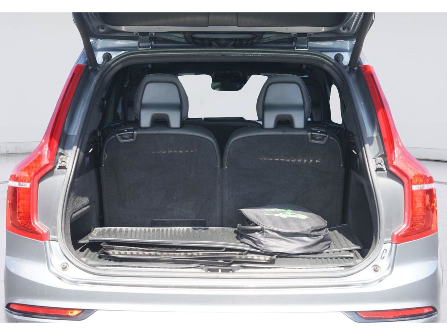 Used 2020 Volvo XC90 T8 R-Design w/ Protection Package Premier AWD/4WD image 34