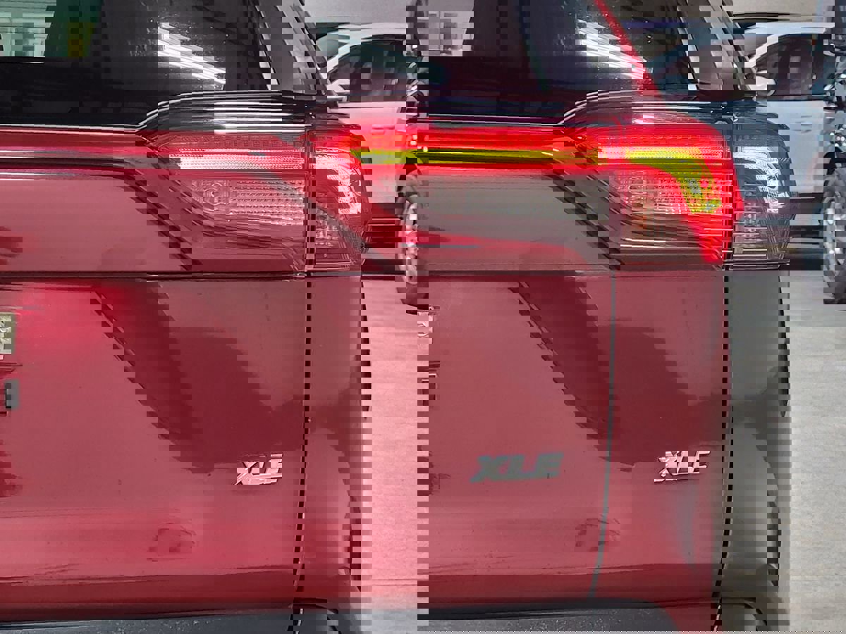 Used 2019 Toyota RAV4 XLE Premium image 22