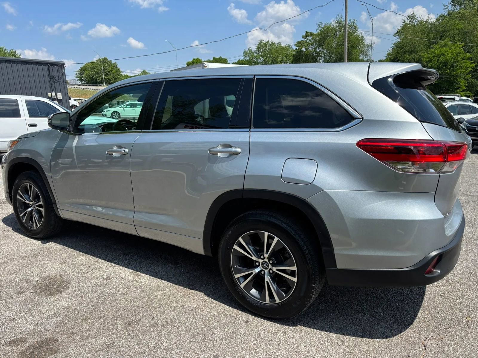 Used 2017 Toyota Highlander LE w/ Carpet Mat Package FWD image 6