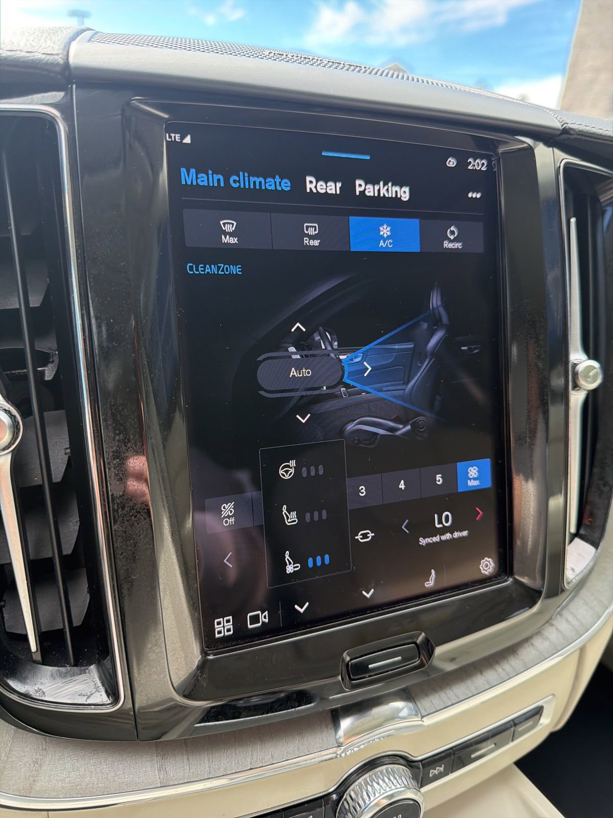 Used 2024 Volvo XC60 B5 Ultimate w/ Protection Package Premier image 14