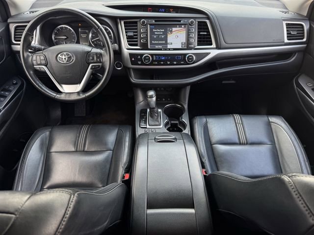 Used 2017 Toyota Highlander SE w/ Carpet Mat Package AWD/4WD image 10
