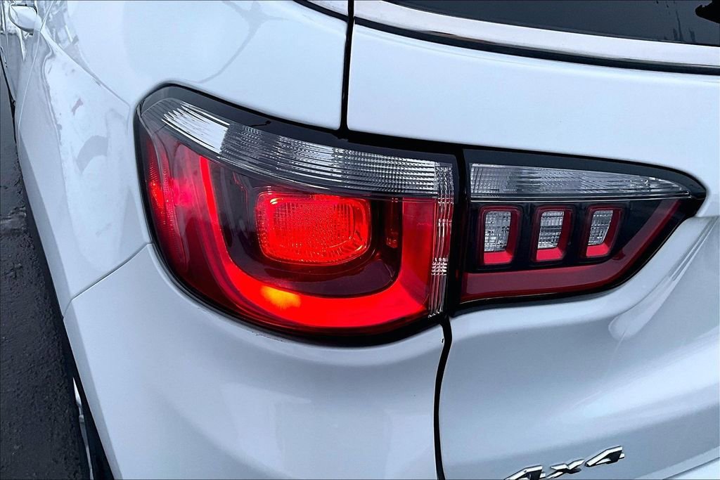 Used 2024 Jeep Compass Latitude image 30