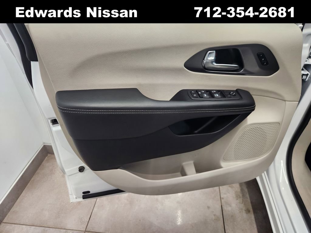 Used 2024 Chrysler Pacifica Touring-L image 19