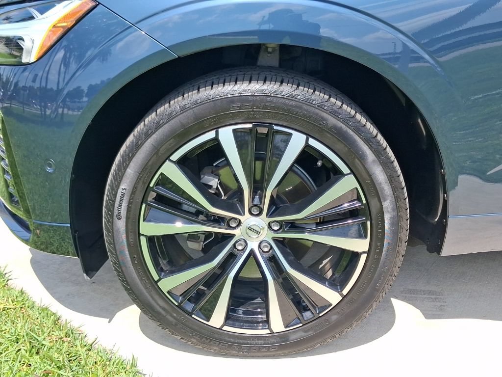 Certified 2024 Volvo XC60 B5 Plus AWD/4WD image 3