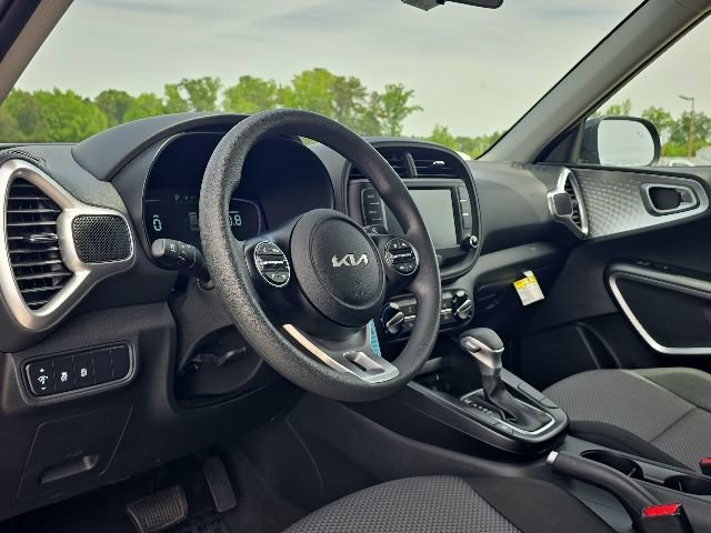 Used 2025 Kia Soul LX w/ LX Technology Package FWD image 21