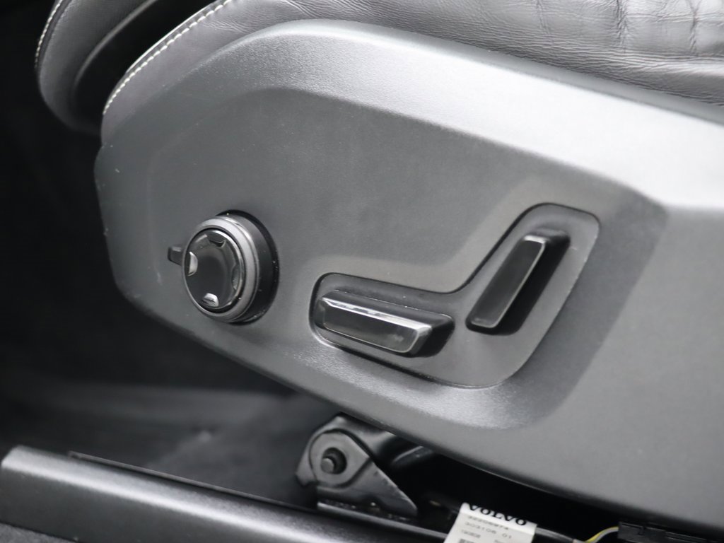 Used 2020 Volvo XC60 T5 R-Design w/ Protection Package image 11