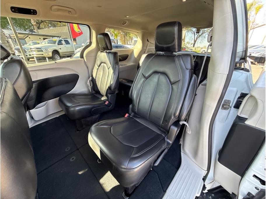 Used 2023 Chrysler Pacifica Touring-L FWD image 10