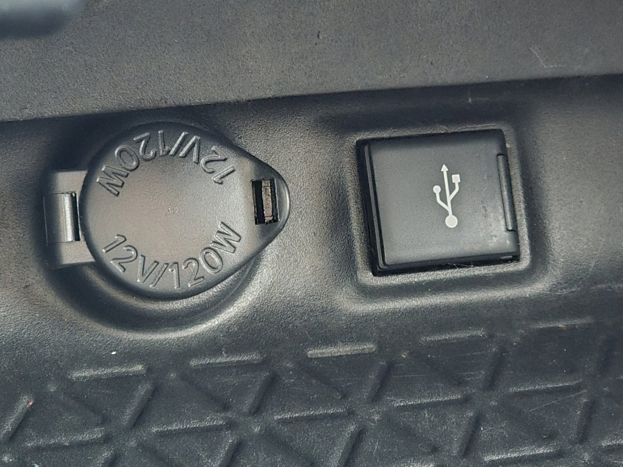 Used 2020 Toyota RAV4 LE image 7