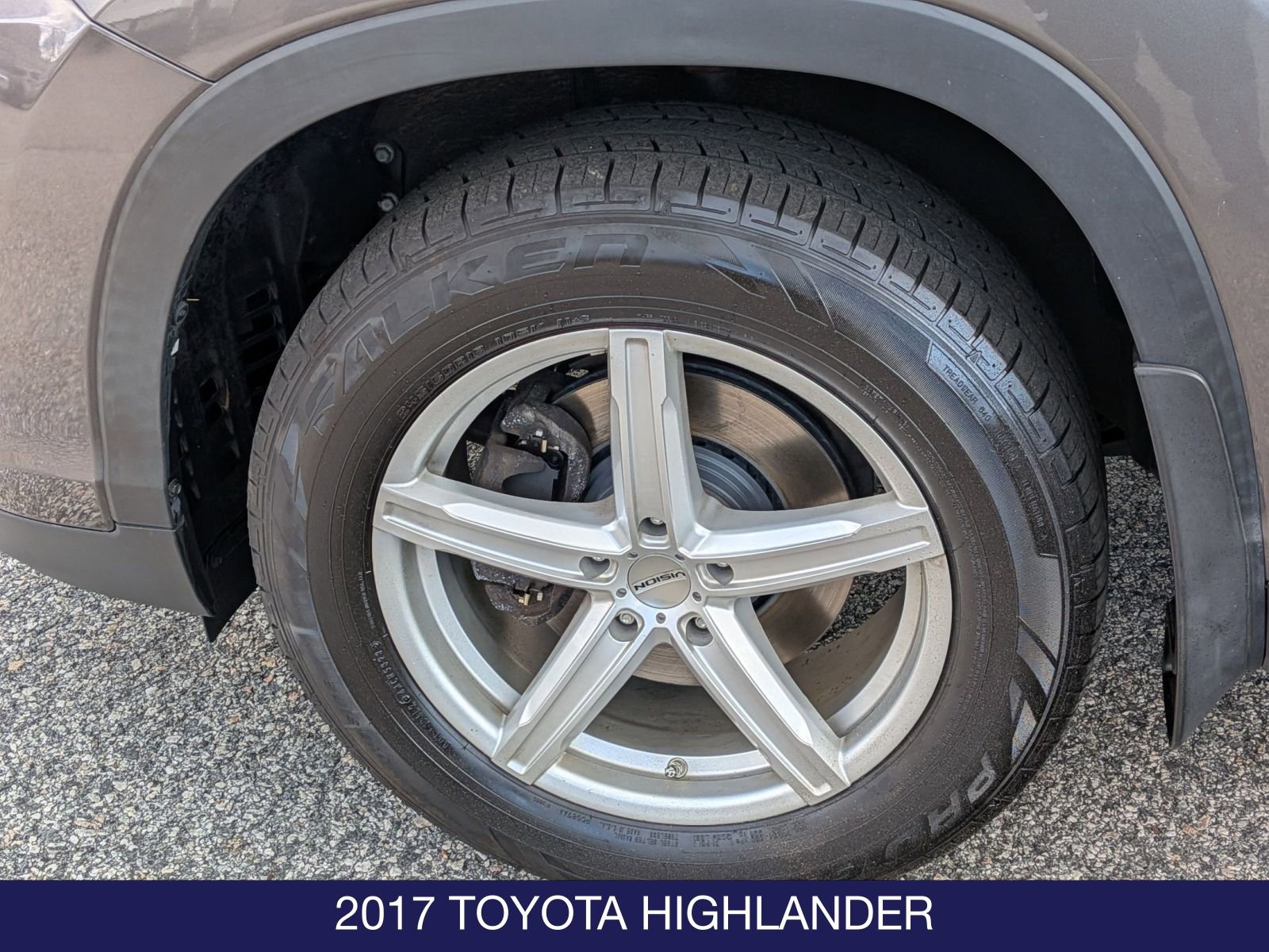 Used 2017 Toyota Highlander XLE AWD/4WD image 30