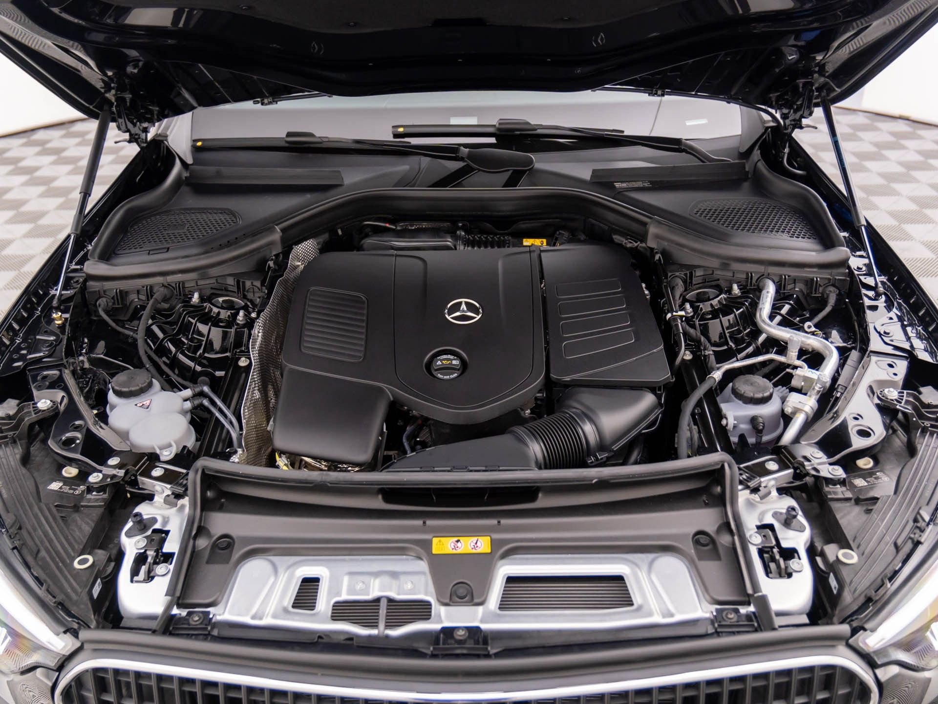 Used 2025 Mercedes-Benz GLC 300 4MATIC image 32