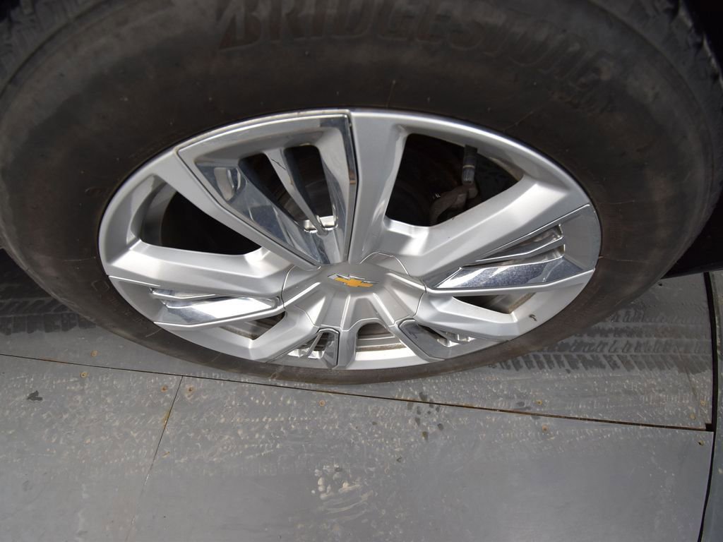 Used 2024 Chevrolet Suburban High Country image 9