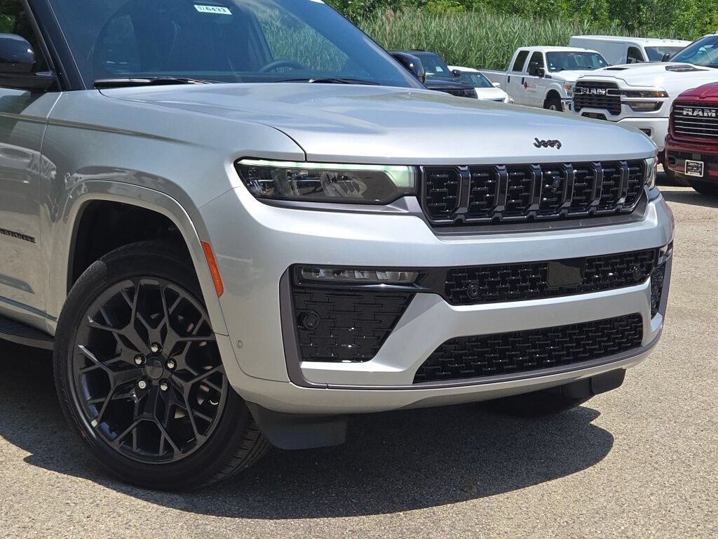 New 2026 Jeep Grand Cherokee Summit w/ Obsidian Package AWD/4WD image 5