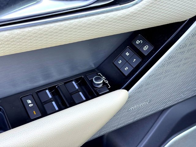 Used 2018 Land Rover Range Rover Velar R-Dynamic SE image 18