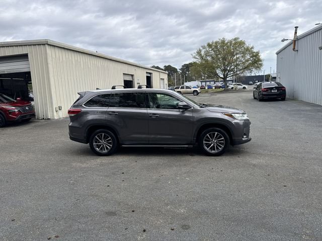 Used 2019 Toyota Highlander XLE FWD image 4