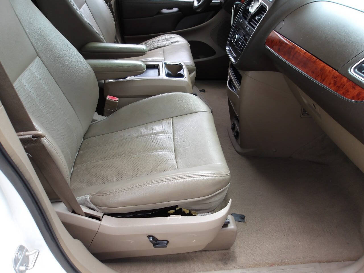 Used 2014 Chrysler Town & Country Touring-L w/ Trailer Tow Group FWD image 21