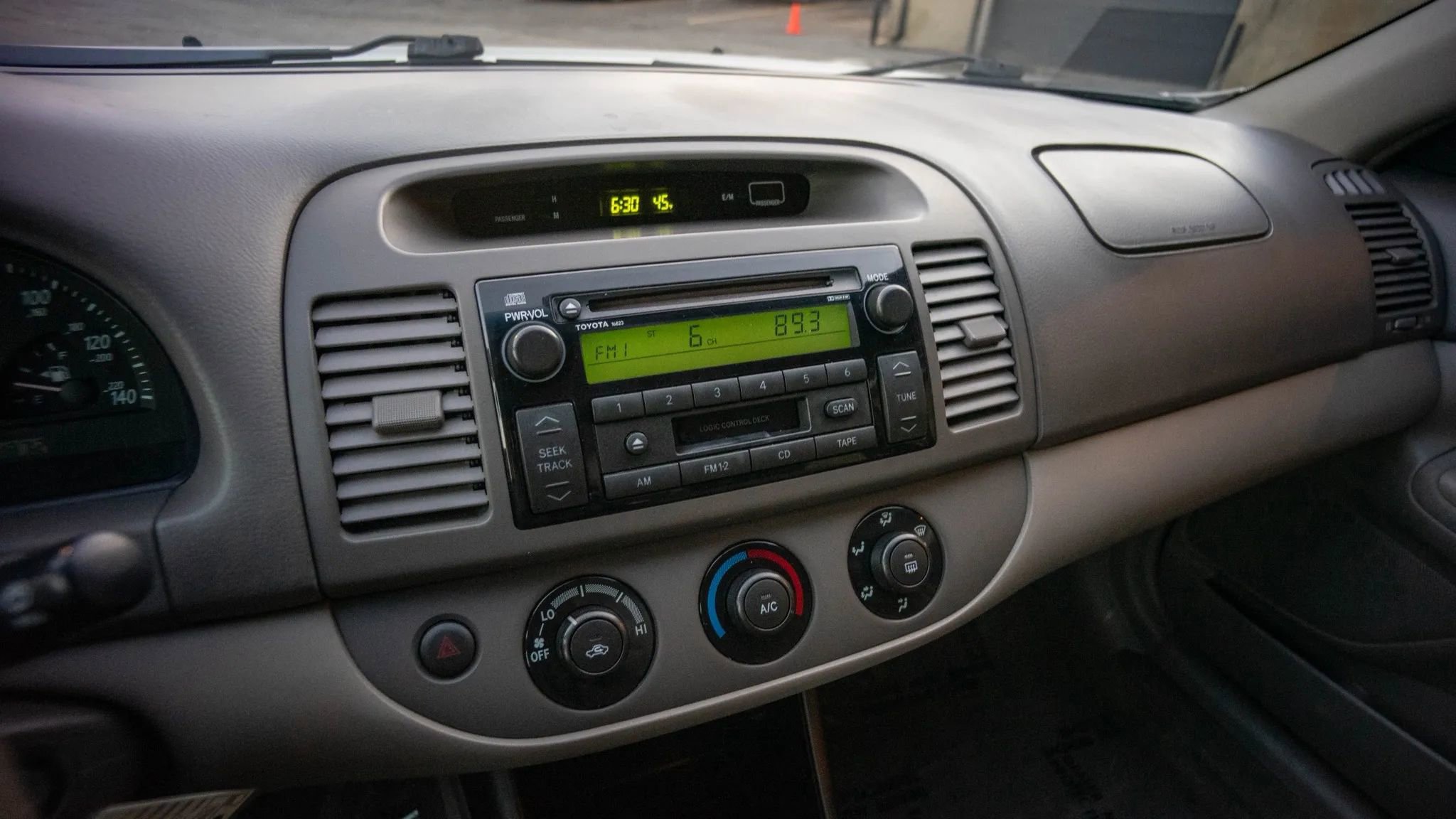 Used 2004 Toyota Camry LE FWD image 19