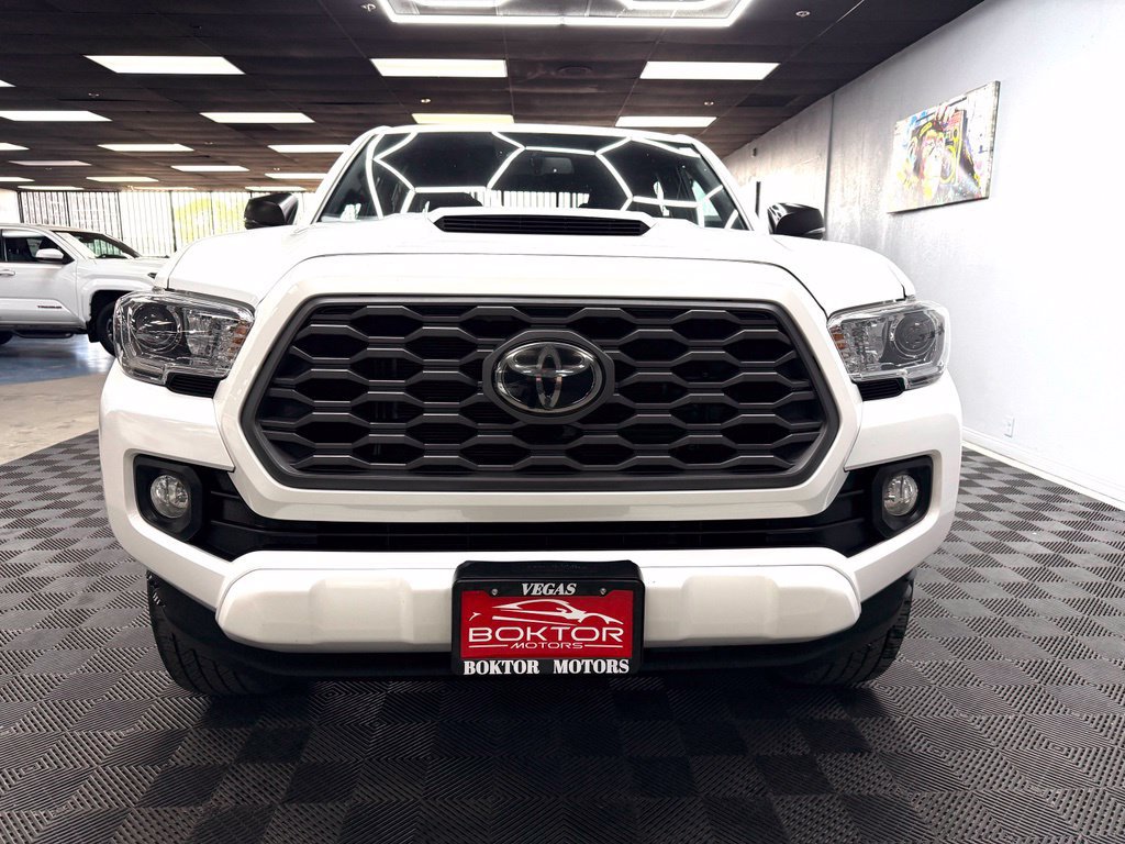 Used 2020 Toyota Tacoma TRD Sport w/ Technology Package AWD/4WD image 3