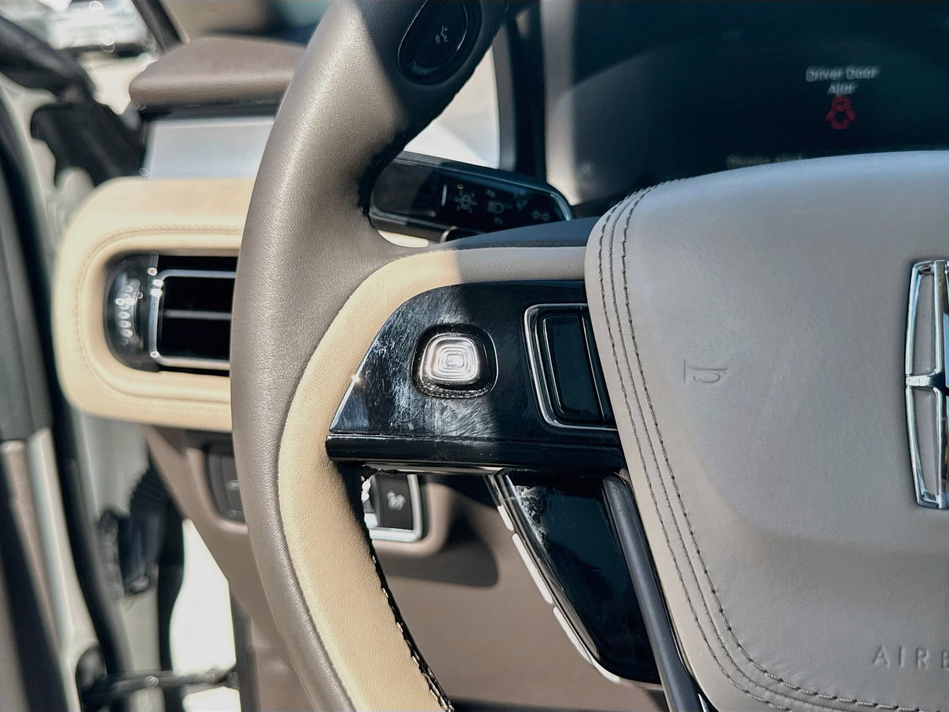 Used 2023 Lincoln Aviator 2WD w/ Premium Package image 39