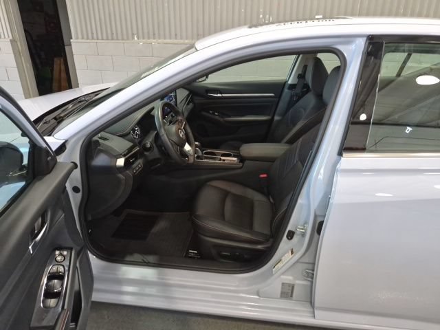 Certified 2025 Nissan Altima 2.5 SR w/ SR Premium Package AWD/4WD image 9