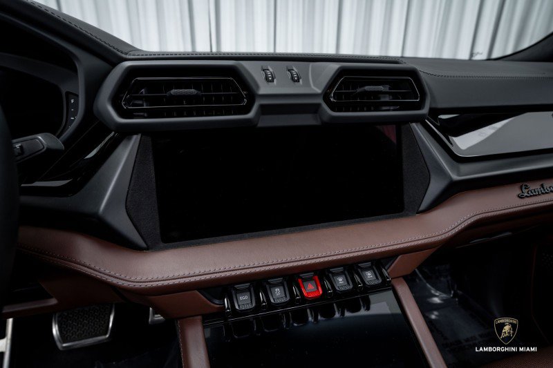 Used 2025 Lamborghini Urus SE image 25