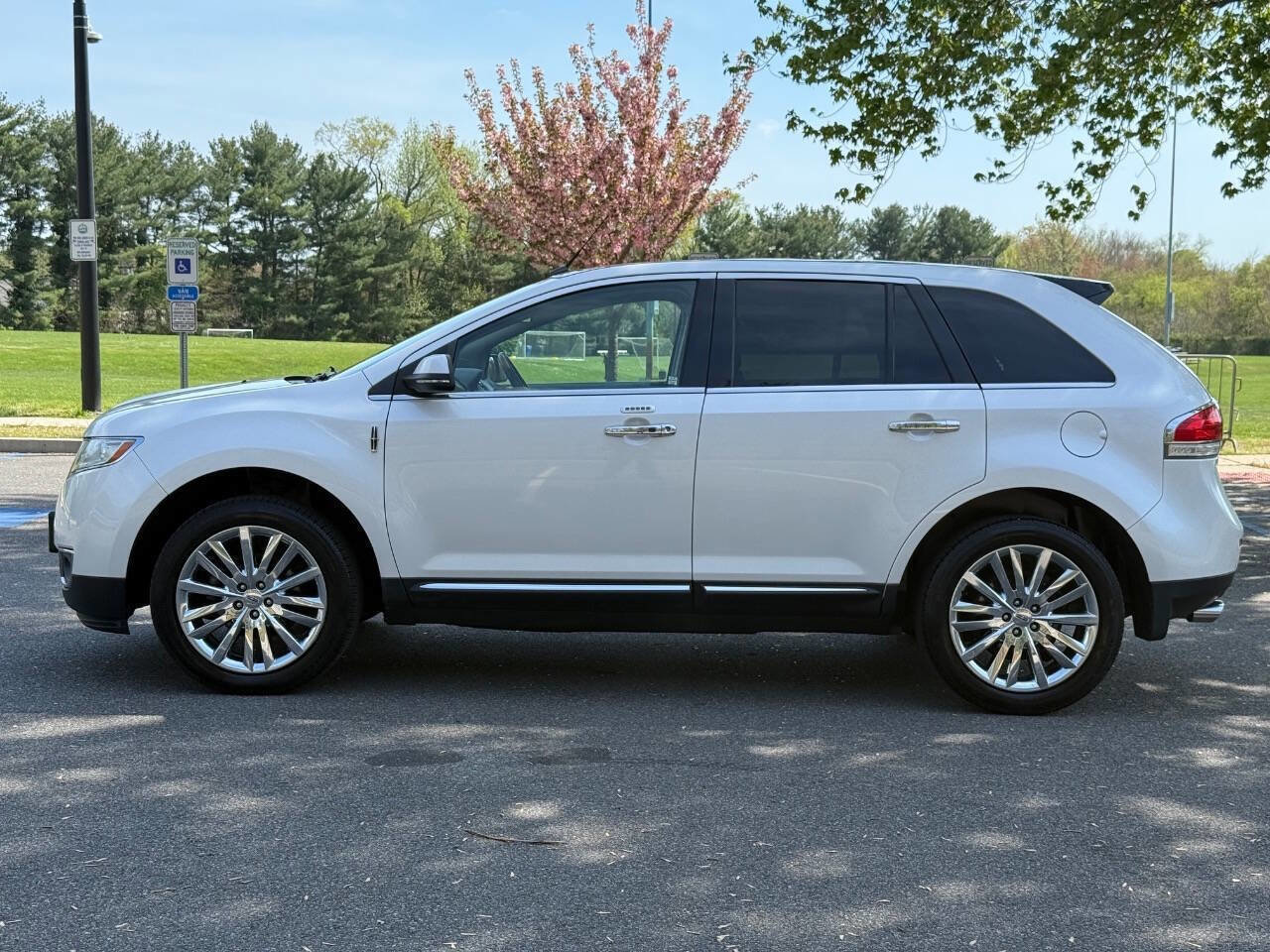 Used 2015 Lincoln MKX AWD w/ Equipment Group 102A image 10
