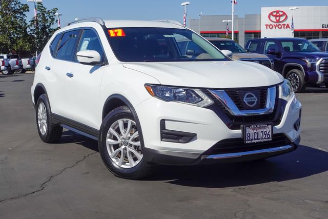 Used 2017 Nissan Rogue SV image 2
