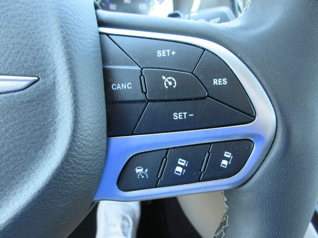 Used 2024 Chrysler Pacifica Touring-L FWD image 26