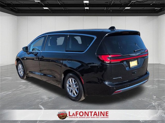 Certified 2023 Chrysler Pacifica Touring-L image 3
