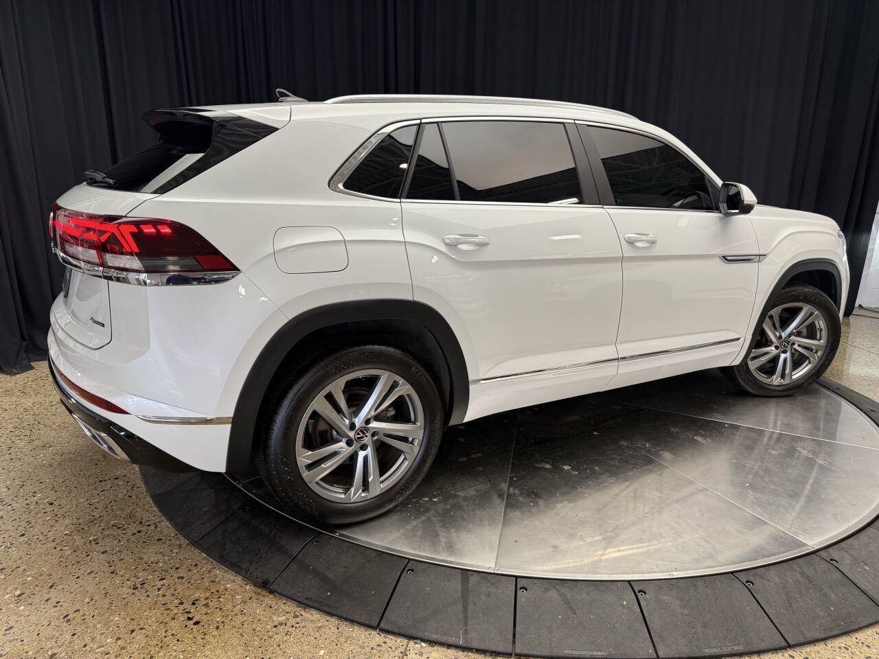 Used 2024 Volkswagen Atlas Cross Sport SEL R-Line AWD/4WD image 8