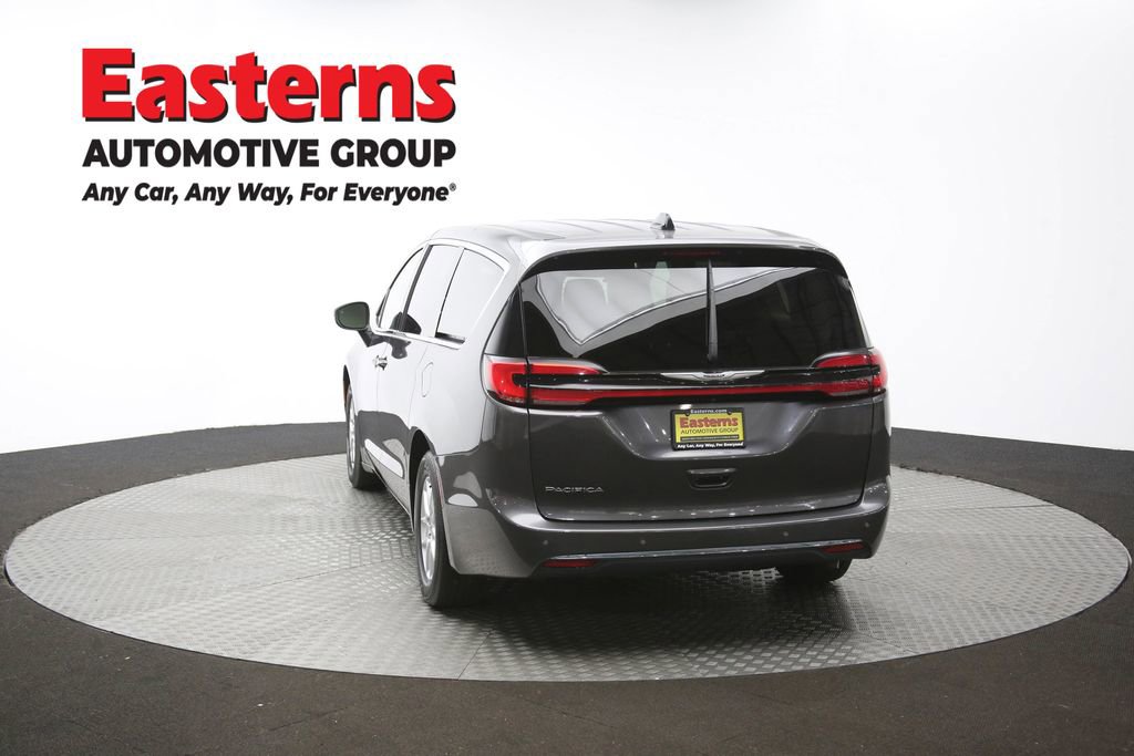 Used 2023 Chrysler Pacifica Touring-L image 39